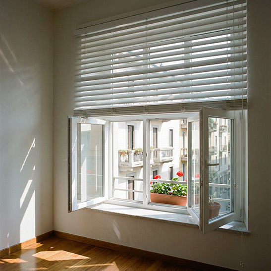 dettaglio veneziane da interno con finestra